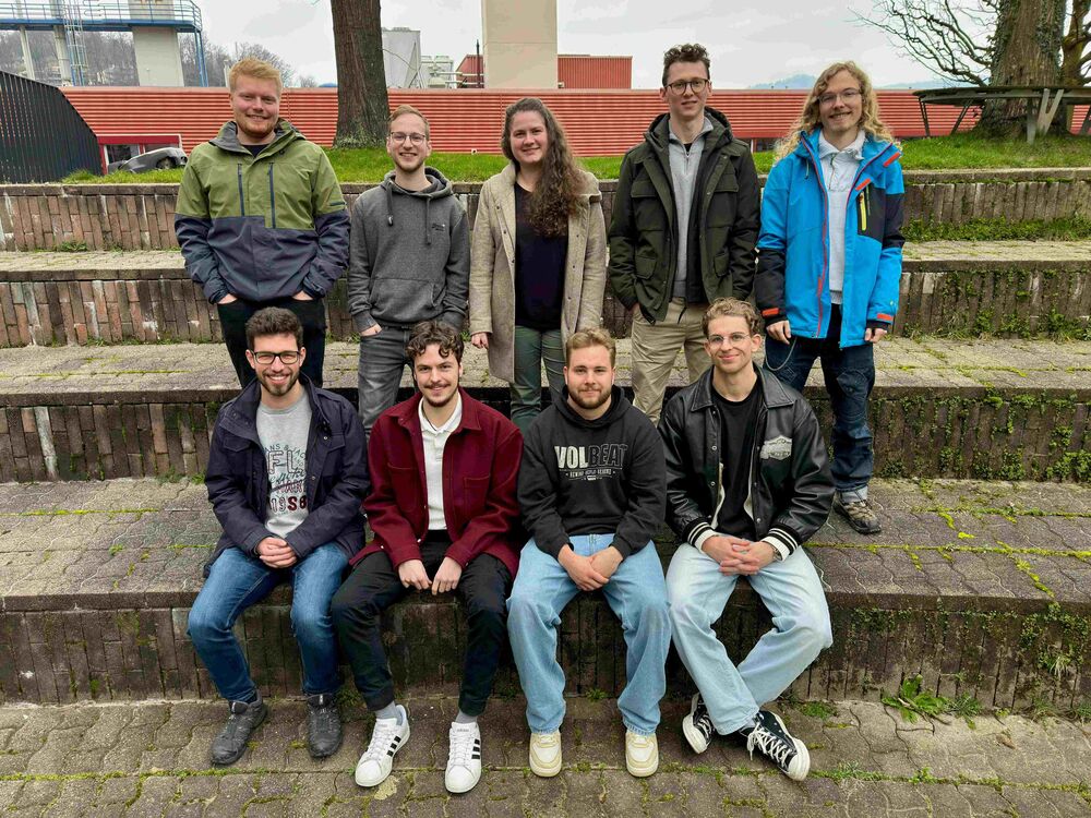 Bild 4b: Diesjähriges Organisationskomitee des Externen Fachseminars 2024 und des Alumni-Treffens vom 25. April 2024. Oben: Marius Niederberger, Andrej Wicki, Seraina Meili, Morris Scherer, Antonio Ragaz. Vorne: Damian Meier, Janic Hartmann, Sunny Gehrig, David Seidinger. (Bild: HSLU, IGE)